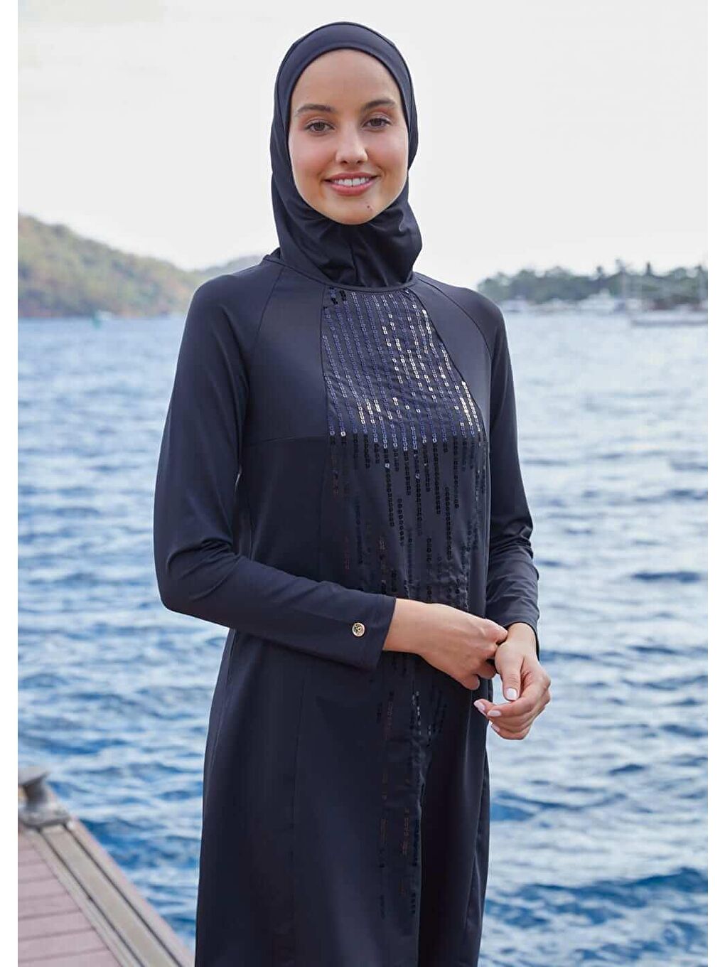 Siyah Pul İşlemeli Kapalı Mayo Üstü-5