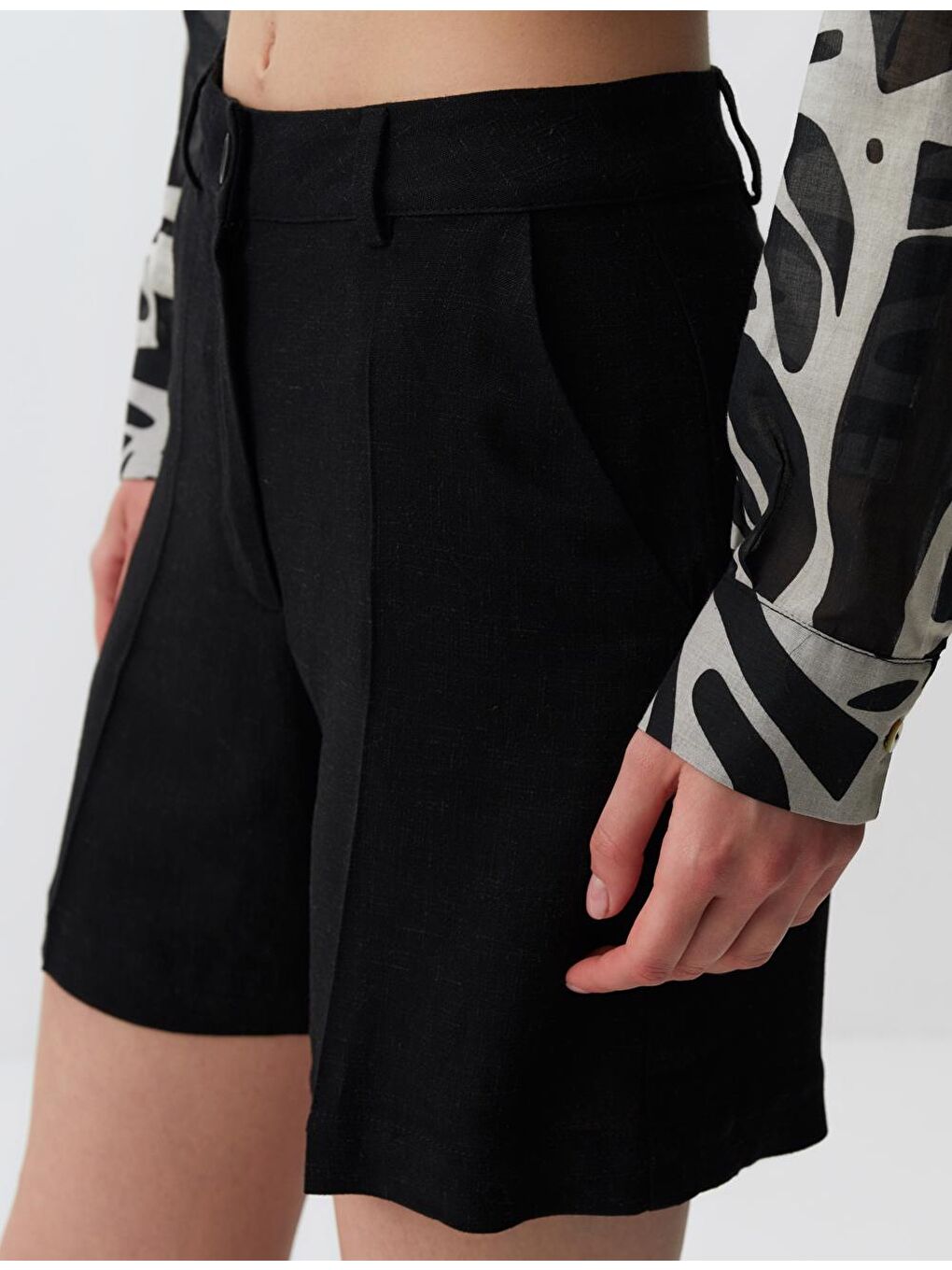 Siyah Yüksek Bel Cepli Keten Şort-5