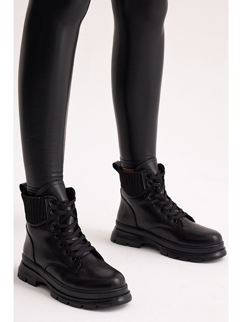 Kadın Siyah Cilt Kalın Termo Taban Bileği Lastikli Bağcıklı Bot