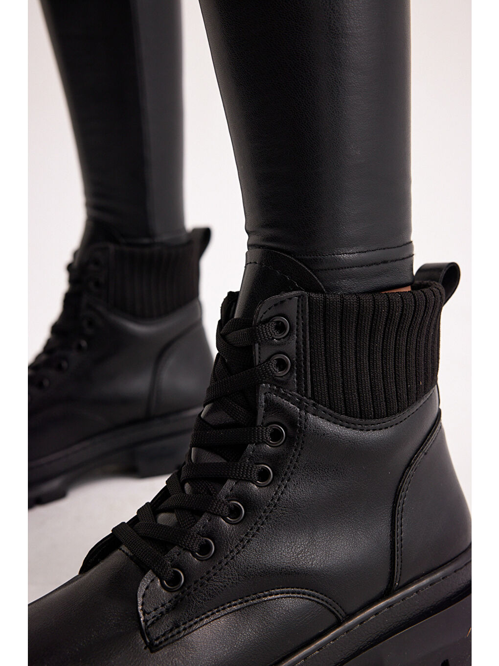 Kadın Siyah Cilt Kalın Termo Taban Bileği Lastikli Bağcıklı Bot-1