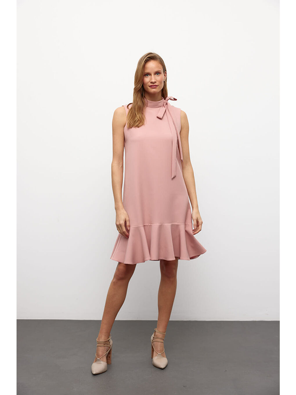 Pembe Yaka Detaylı Sıfır Kol Düz Renk Elbise