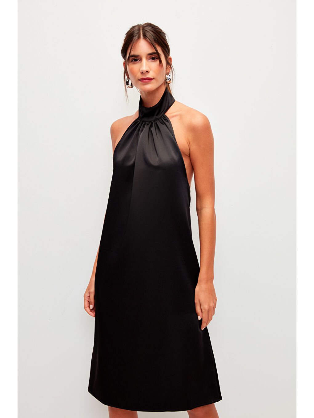 Siyah Halter Yaka Saten Davet Elbisesi