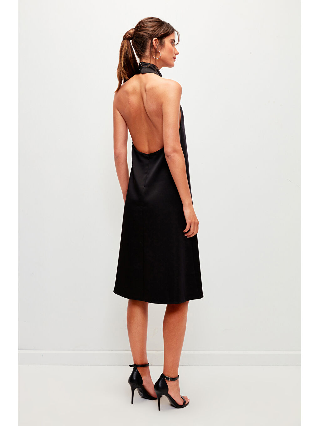 Siyah Halter Yaka Saten Davet Elbisesi-4