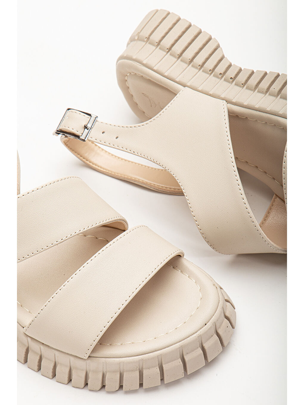 Bej Kadın Ten Kalın Poli Taban Bilekten Bağlamalı Tek Bantı Sandalet-2