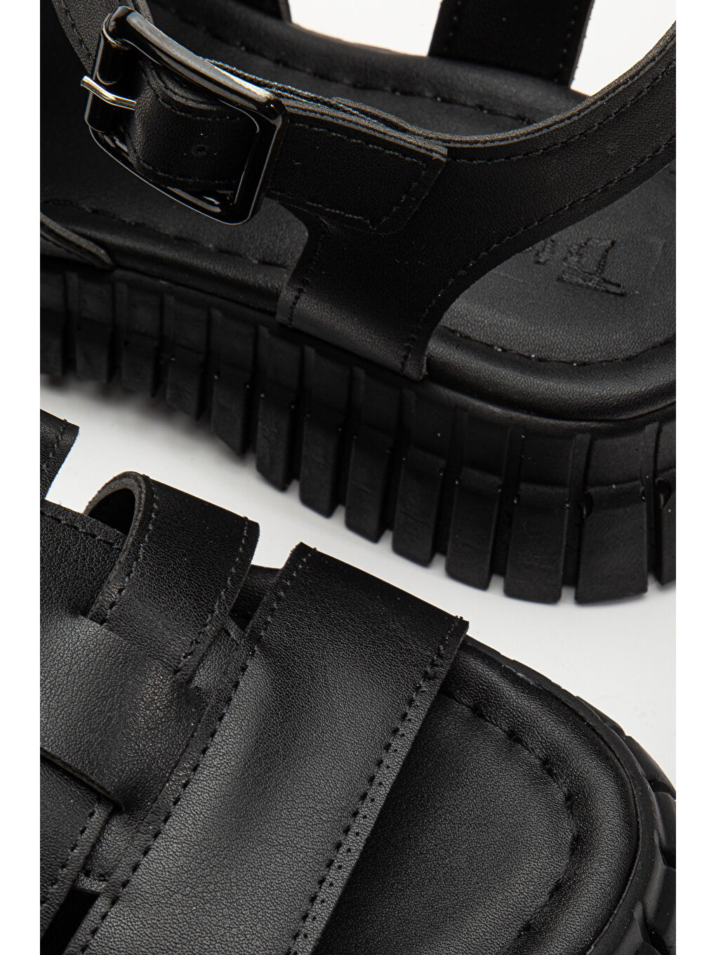 Kadın Siyah Kalın Poli Taban Bilekten Bağlamalı Üç Bantlı Sandalet-2