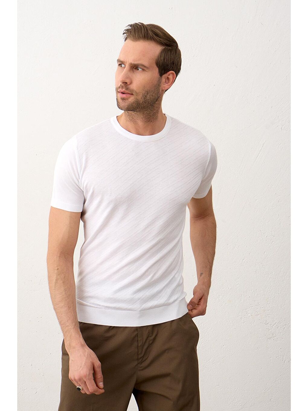 Erkek Çizgili Bisiklet Yaka Slim-Fit İnce Triko Tişört Beyaz-1