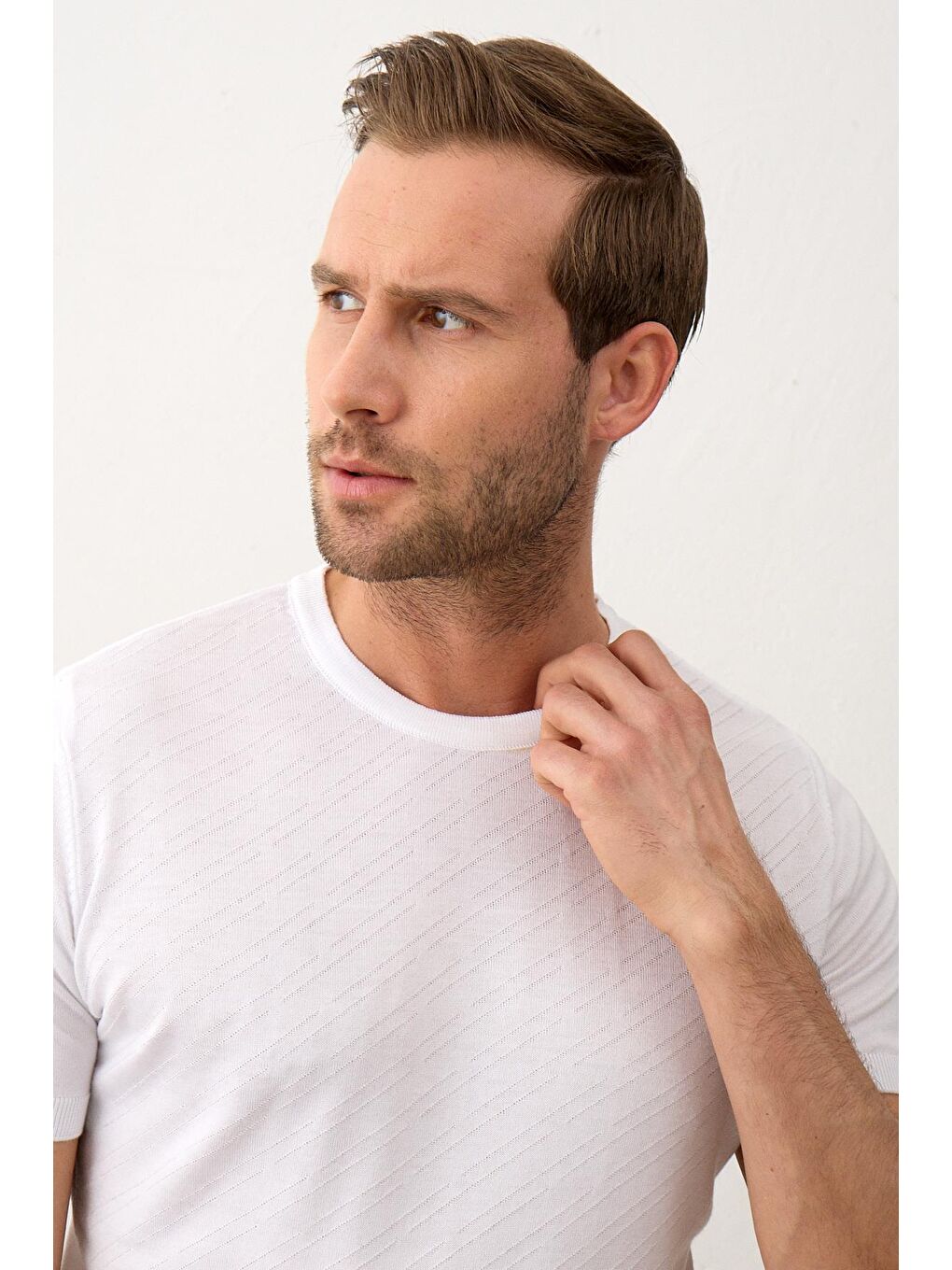 Erkek Çizgili Bisiklet Yaka Slim-Fit İnce Triko Tişört Beyaz-2