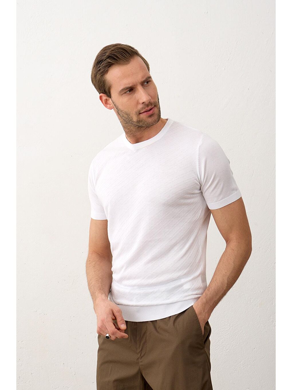 Erkek Çizgili Bisiklet Yaka Slim-Fit İnce Triko Tişört Beyaz-3