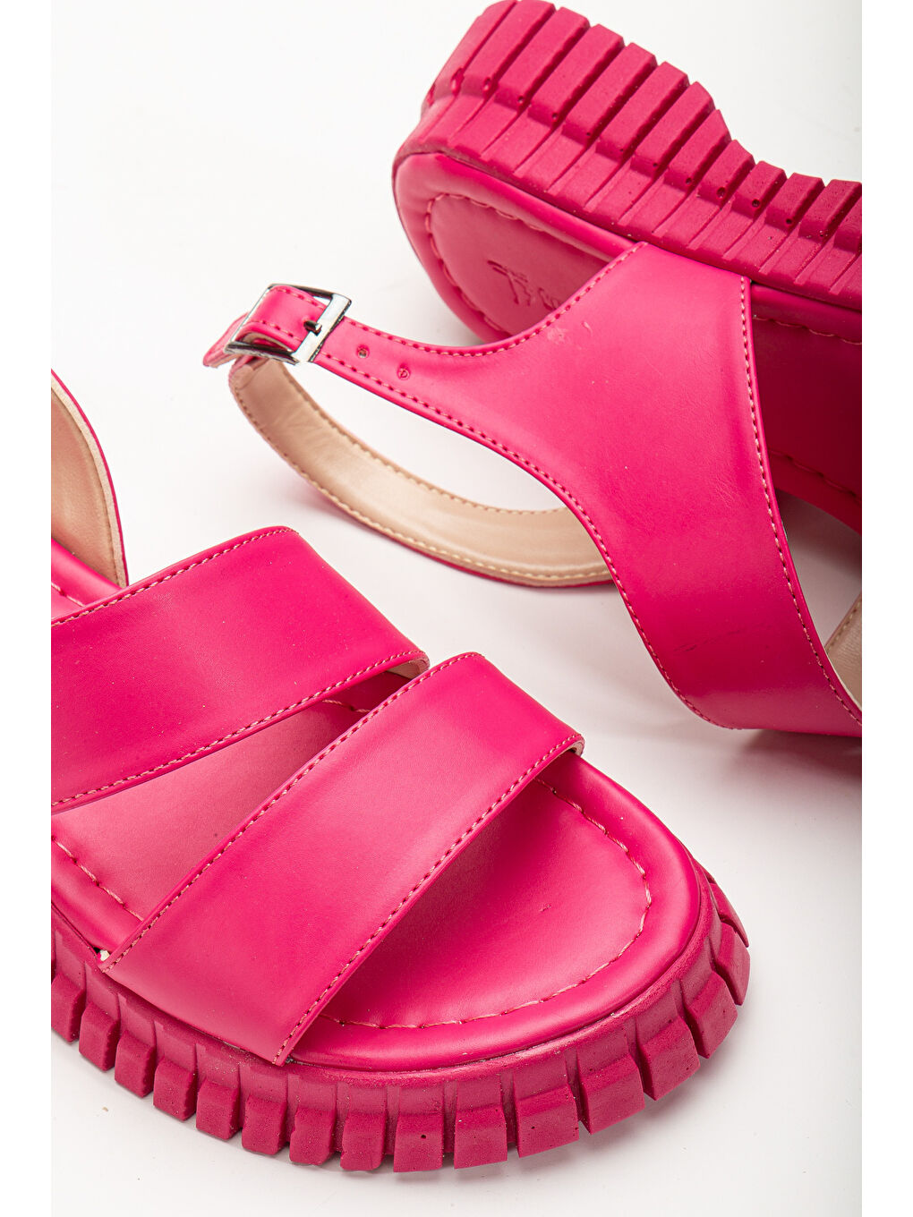 Kadın Fuşya Kalın Poli Taban Bilekten Bağlamalı Tek Bantı Sandalet-2