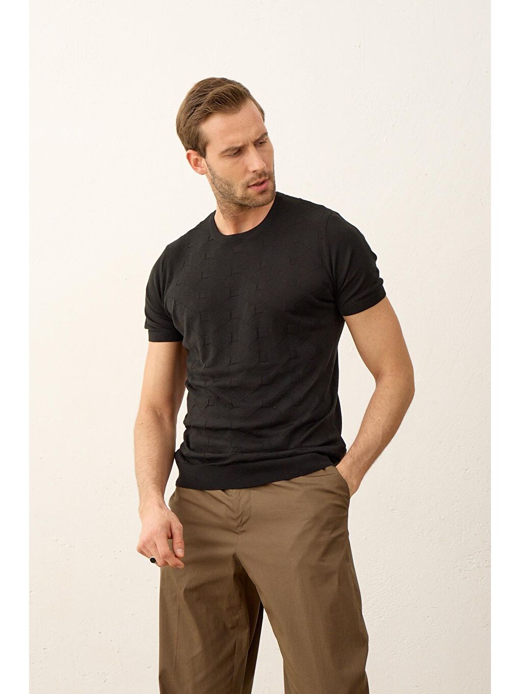 Erkek Kare Desenli Slim-Fit Yazlık Triko Tişört Siyah