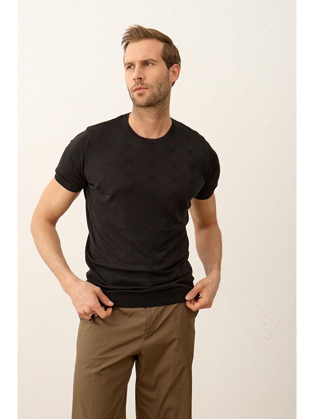 Erkek Kare Desenli Slim-Fit Yazlık Triko Tişört Siyah-1