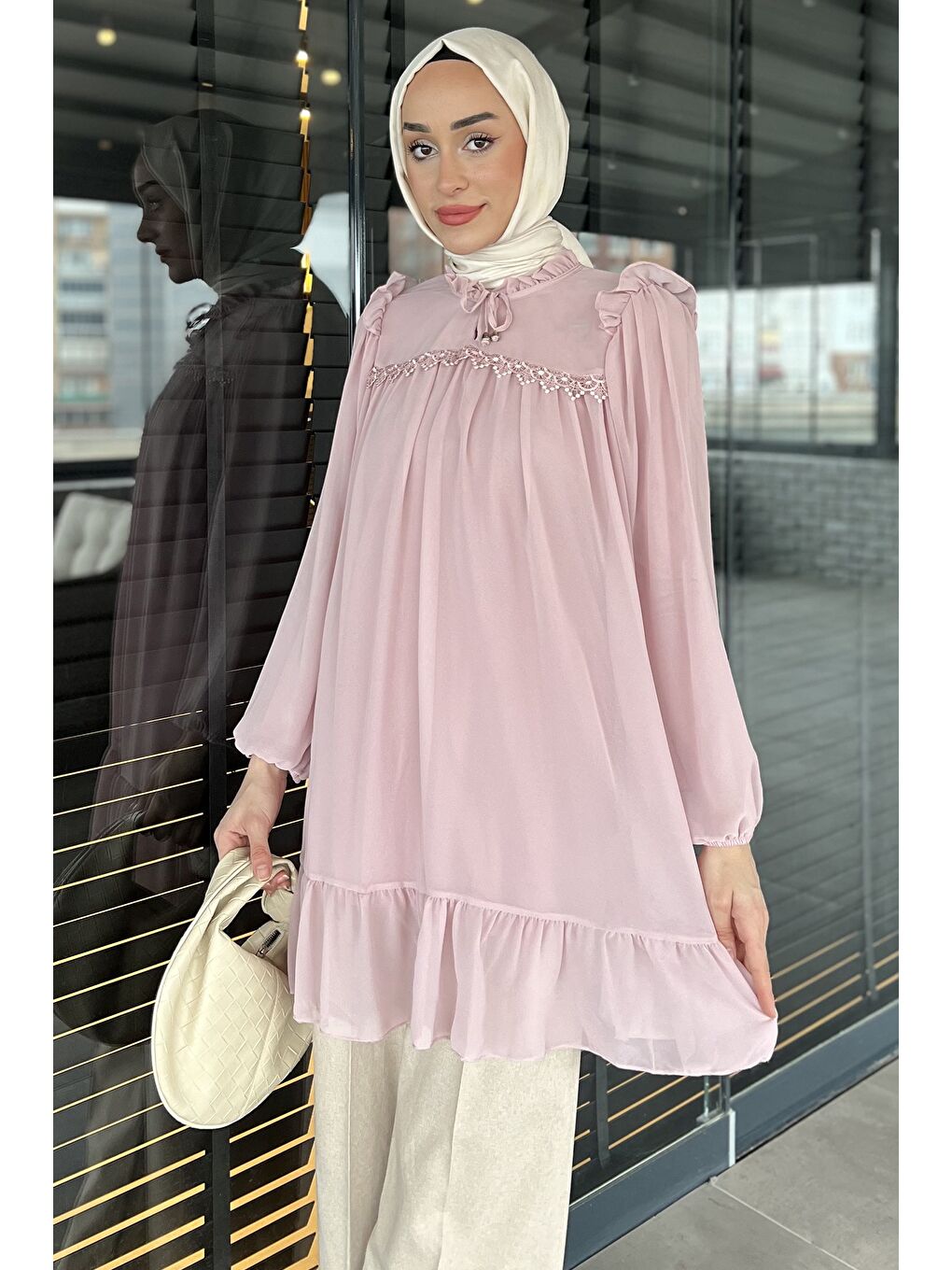 Pembe Ön Bağlamalı Fırfırlı Güpür Detaylı Tesettür Şifon Tunik