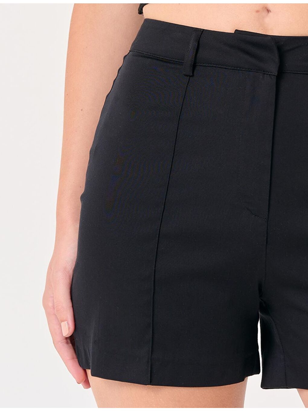 Siyah Dar Kesim Yüksek Bel Dokuma Şort-1