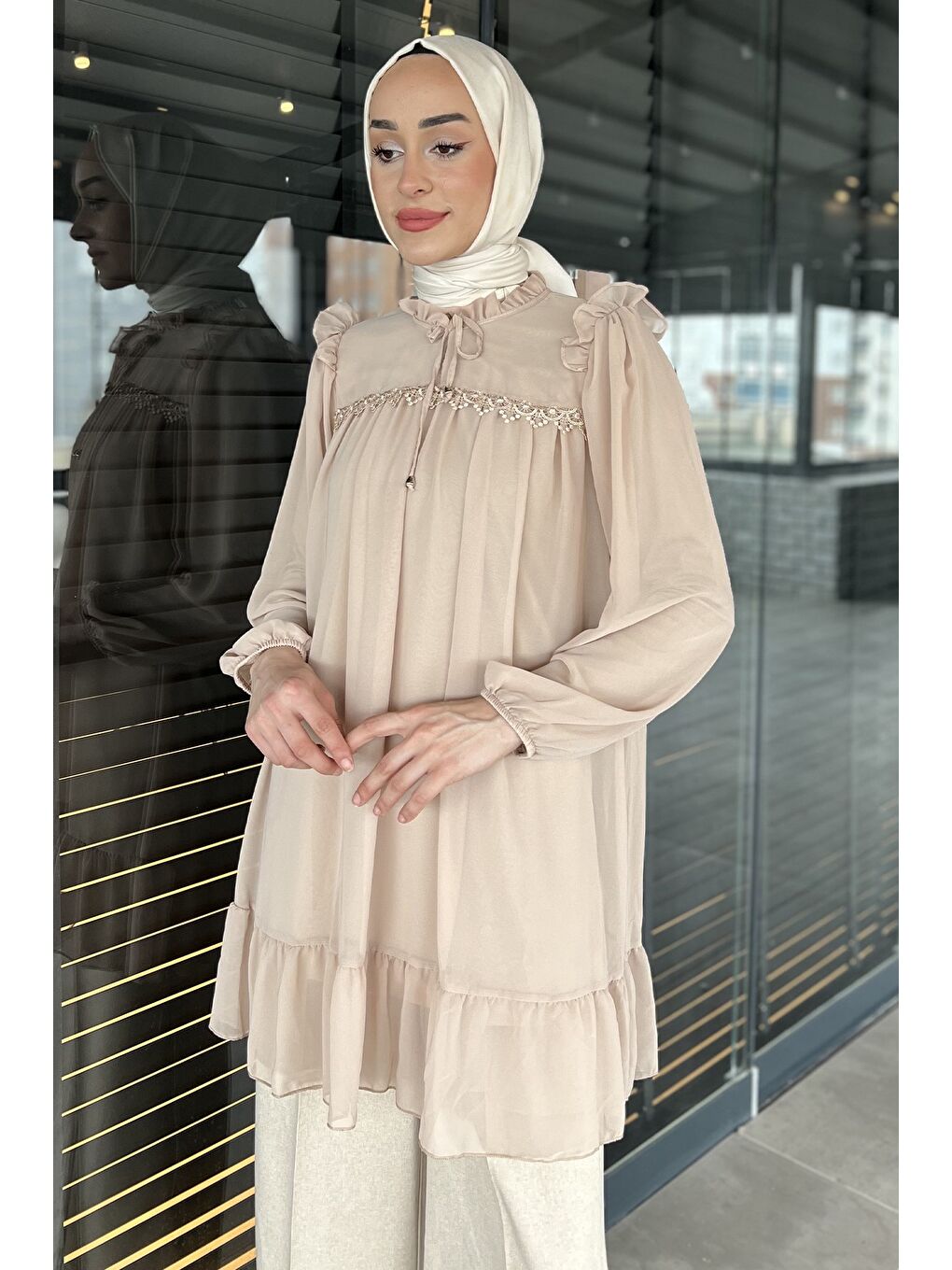 Bej Ön Bağlamalı Fırfırlı Güpür Detaylı Tesettür Şifon Tunik-4