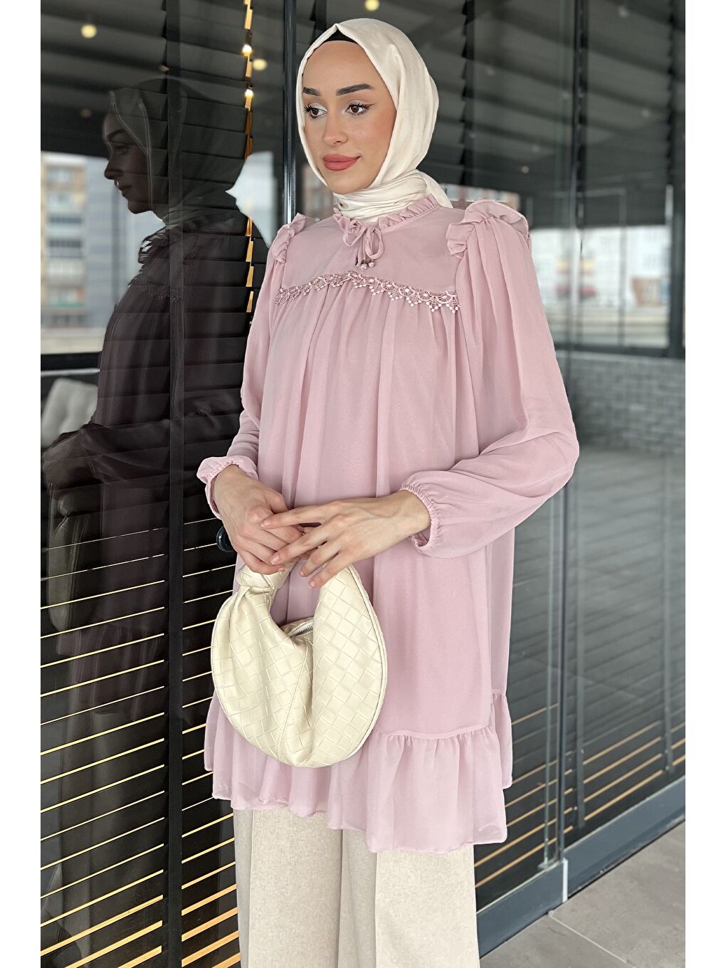 Pembe Ön Bağlamalı Fırfırlı Güpür Detaylı Tesettür Şifon Tunik-2