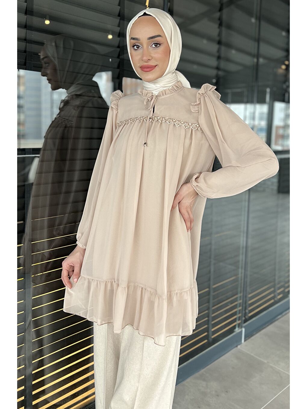 Bej Ön Bağlamalı Fırfırlı Güpür Detaylı Tesettür Şifon Tunik-5