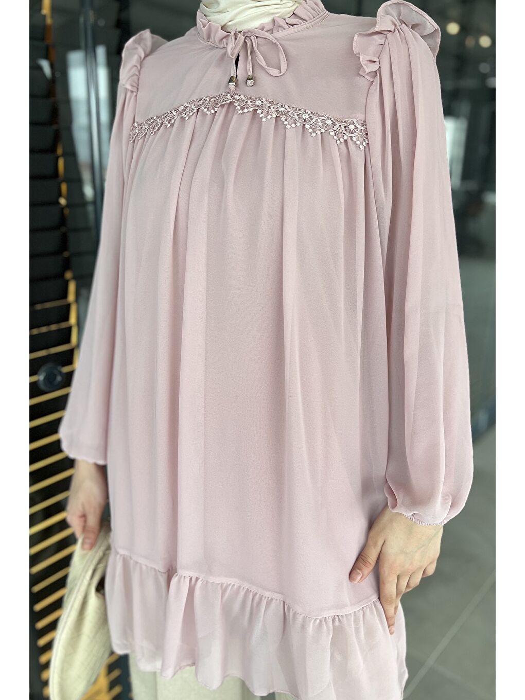 Pembe Ön Bağlamalı Fırfırlı Güpür Detaylı Tesettür Şifon Tunik-4