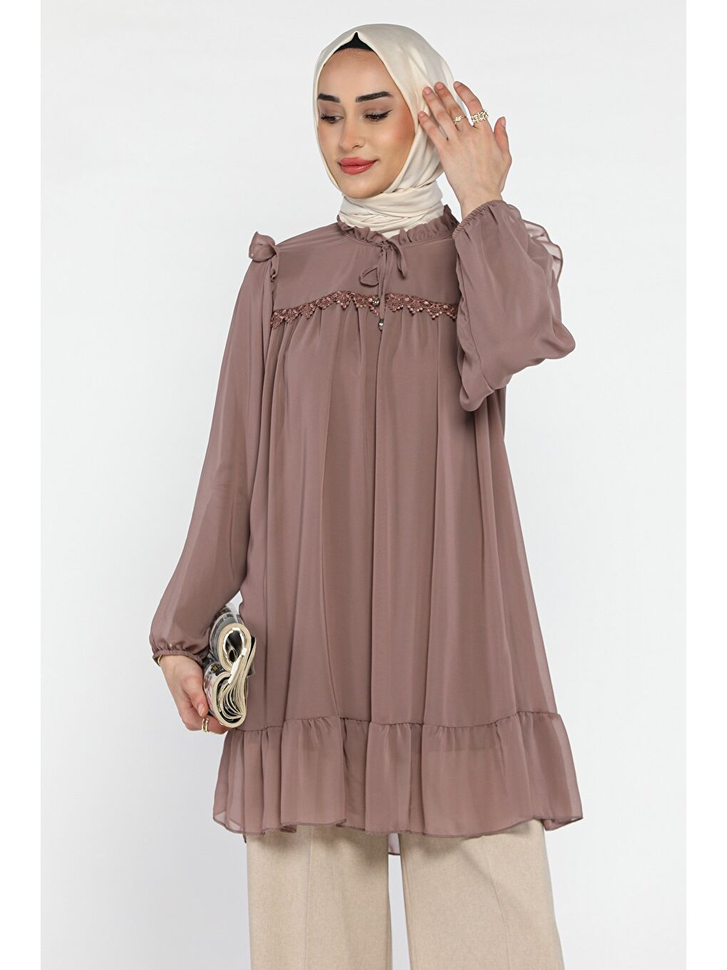 Pembe Ön Bağlamalı Fırfırlı Güpür Detaylı Tesettür Şifon Tunik-3