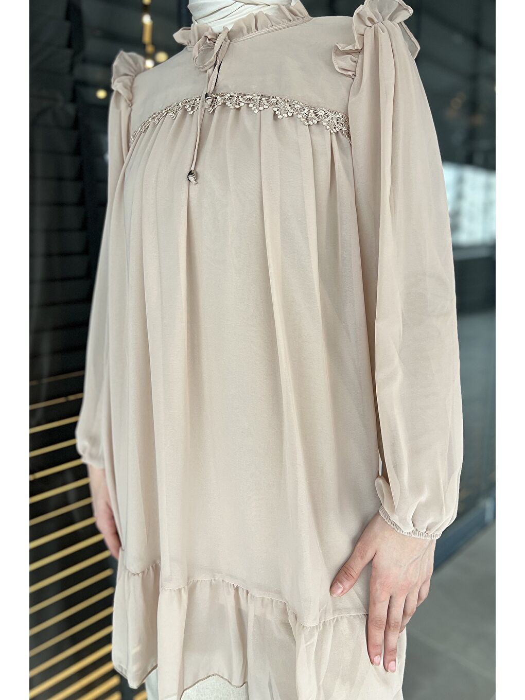 Bej Ön Bağlamalı Fırfırlı Güpür Detaylı Tesettür Şifon Tunik-6