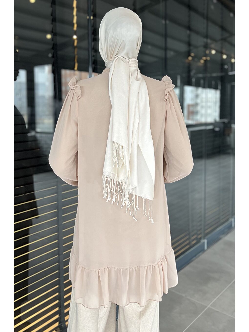 Bej Ön Bağlamalı Fırfırlı Güpür Detaylı Tesettür Şifon Tunik-7