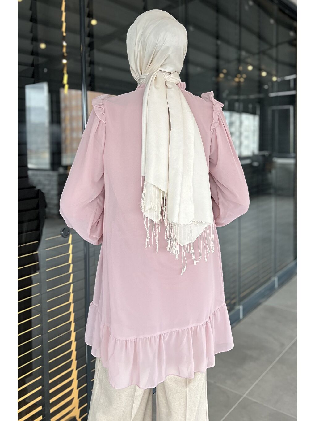 Pembe Ön Bağlamalı Fırfırlı Güpür Detaylı Tesettür Şifon Tunik-6