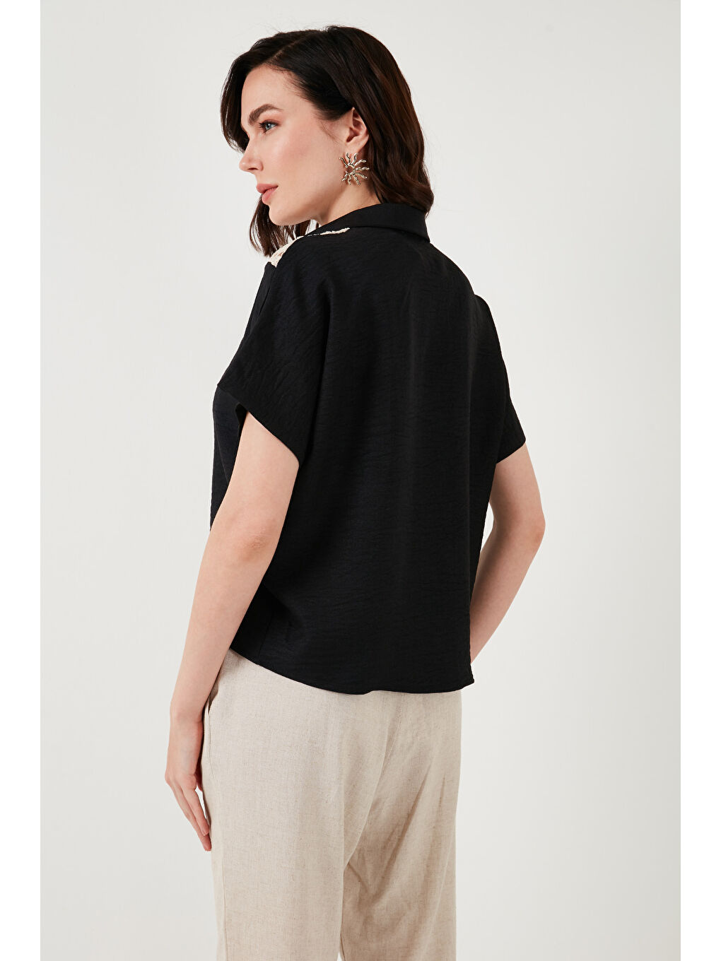 Siyah Dantelli Relaxed Fit Kısa Kollu Kadın Gömlek 5865764-5