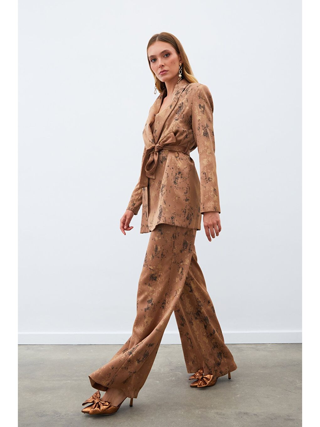 Kahverengi Parlak Desenli Salaş Pantolon - Kahve-1