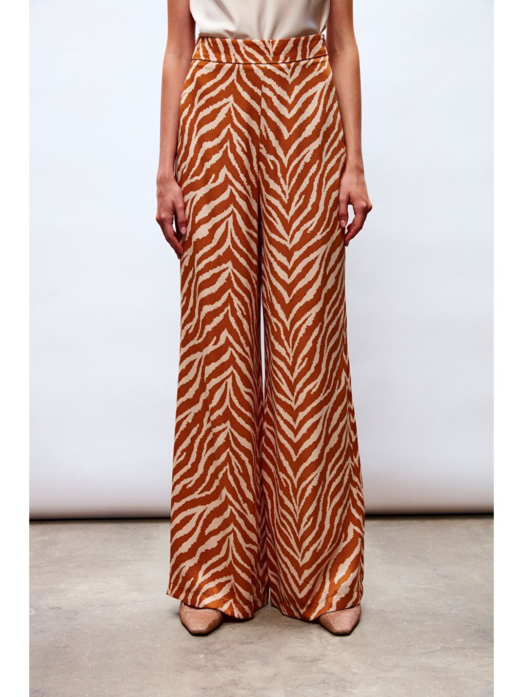 Kahverengi Zebra Desenli Saten Pantolon - Camel-5