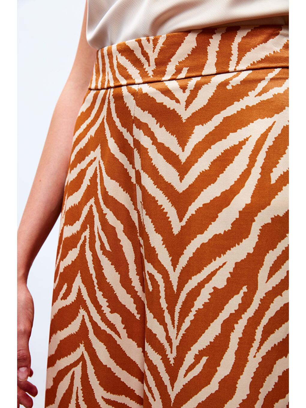 Kahverengi Zebra Desenli Saten Pantolon - Camel-6
