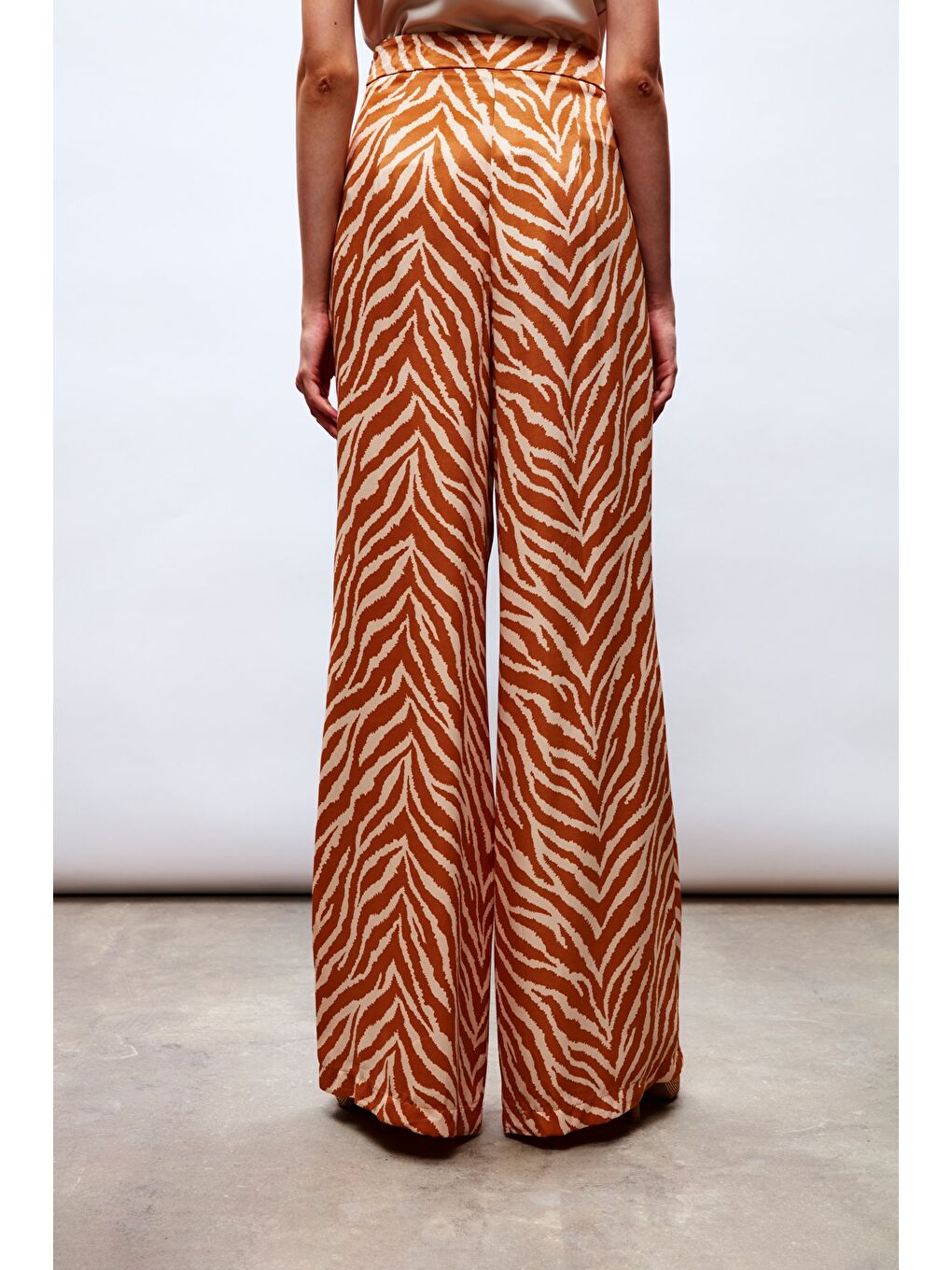 Kahverengi Zebra Desenli Saten Pantolon - Camel-7