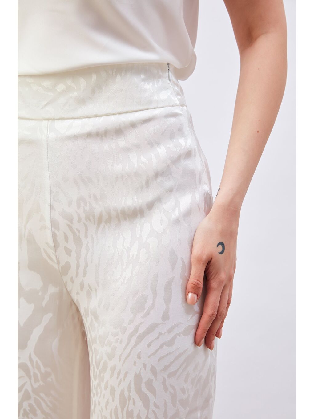Desenli Saten Pantolon - Ekru-5