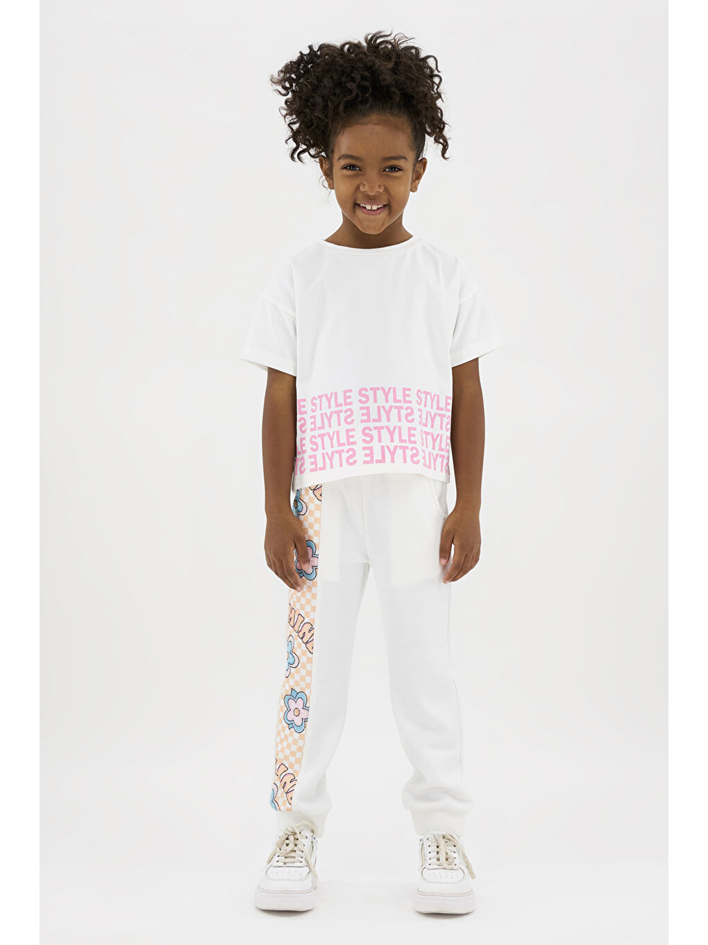 Kız Çocuk Sırtı Pencere Detaylı Beyaz Tişört