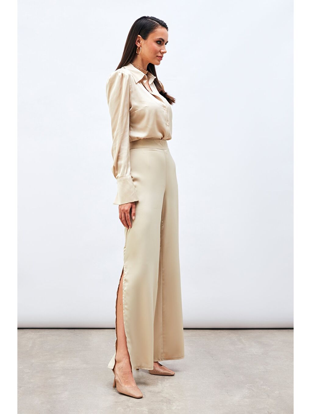 Yırtmaç Detaylı Saten Pantolon - Bej