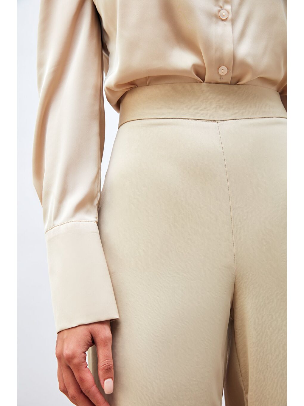 Yırtmaç Detaylı Saten Pantolon - Bej-4