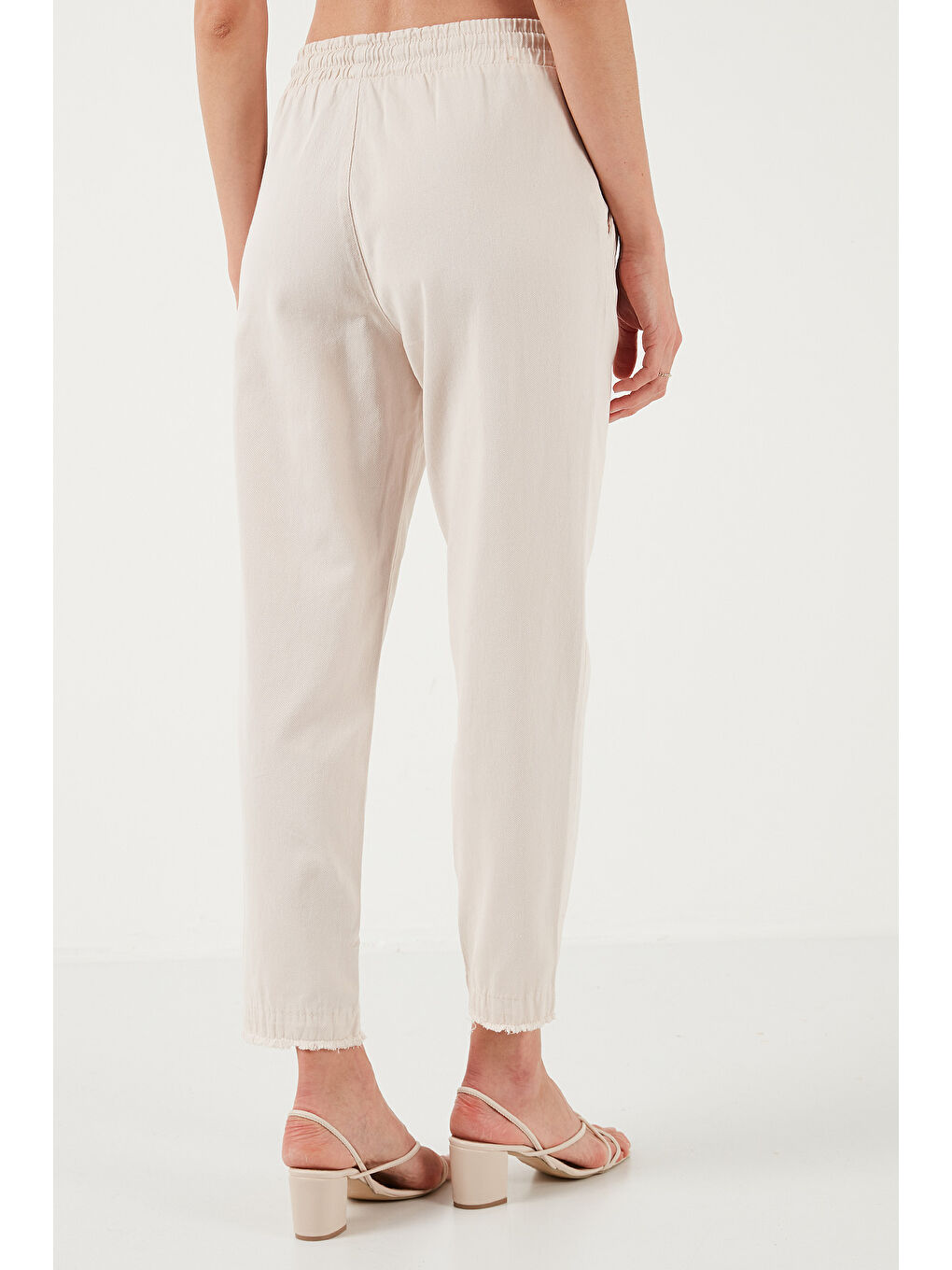 Bej Pamuklu Normal Bel Regular Fit Düz Paça Kadın Pantolon 668Yp42282S4-6