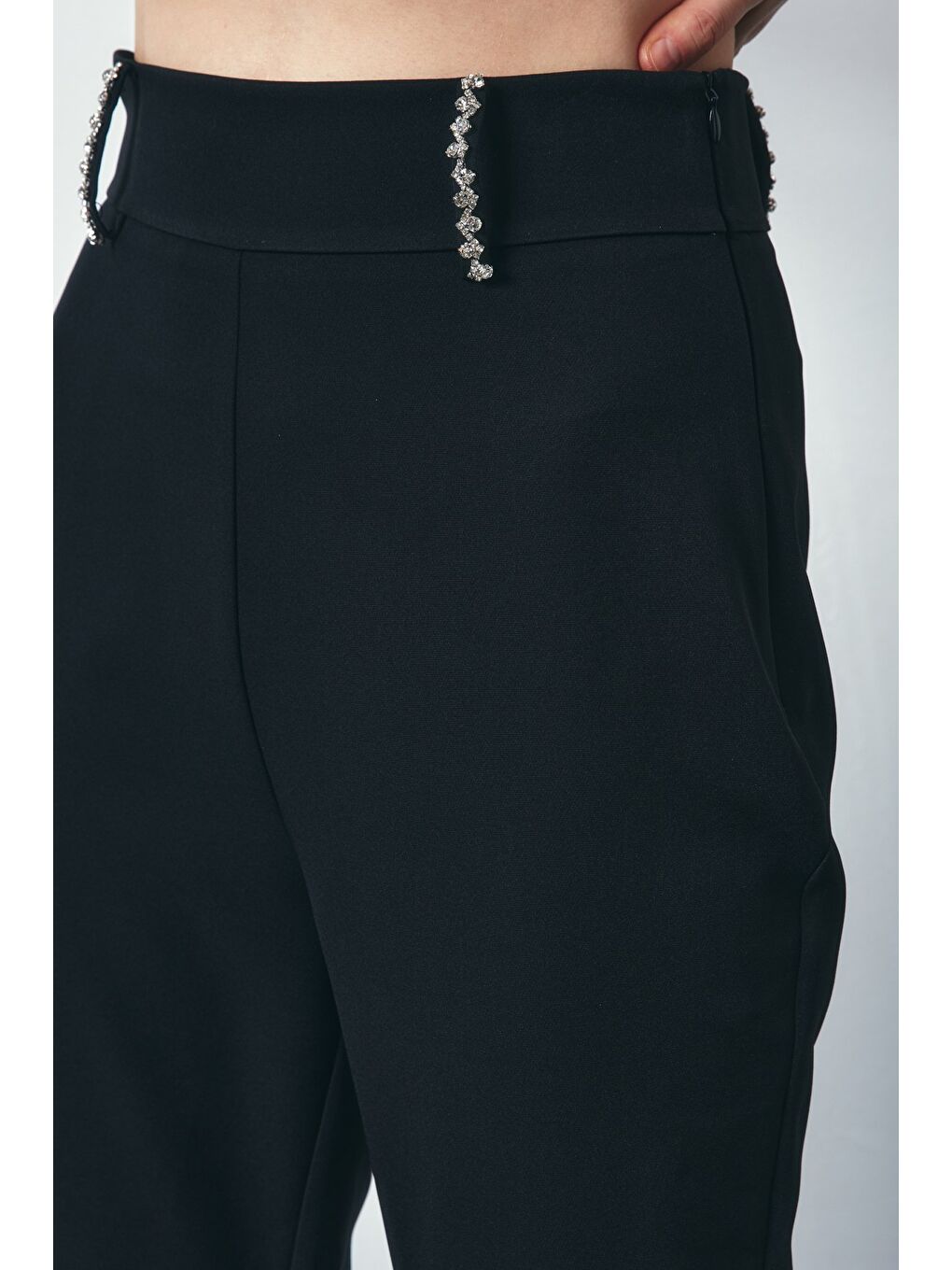 Taş Detaylı İspanyol Paça Pantolon - Siyah-4