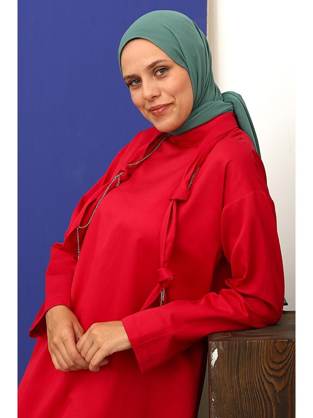 Kırmızı Yakası Düğümlü Zincirli Uzun Tunik