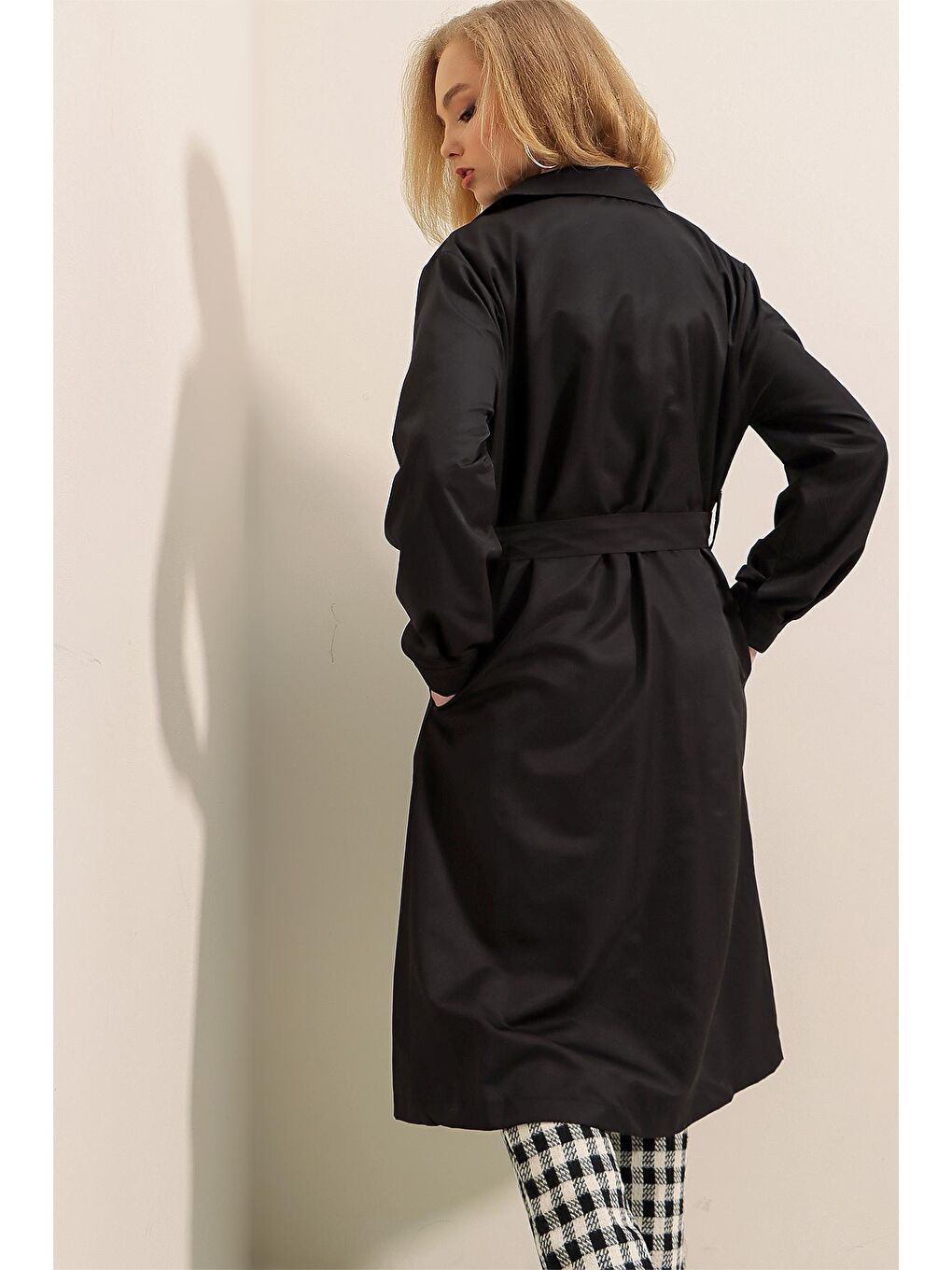 Kadın Siyah Kruvaze Yaka Beli Bağlamalı Düğmeli Trençkot-2