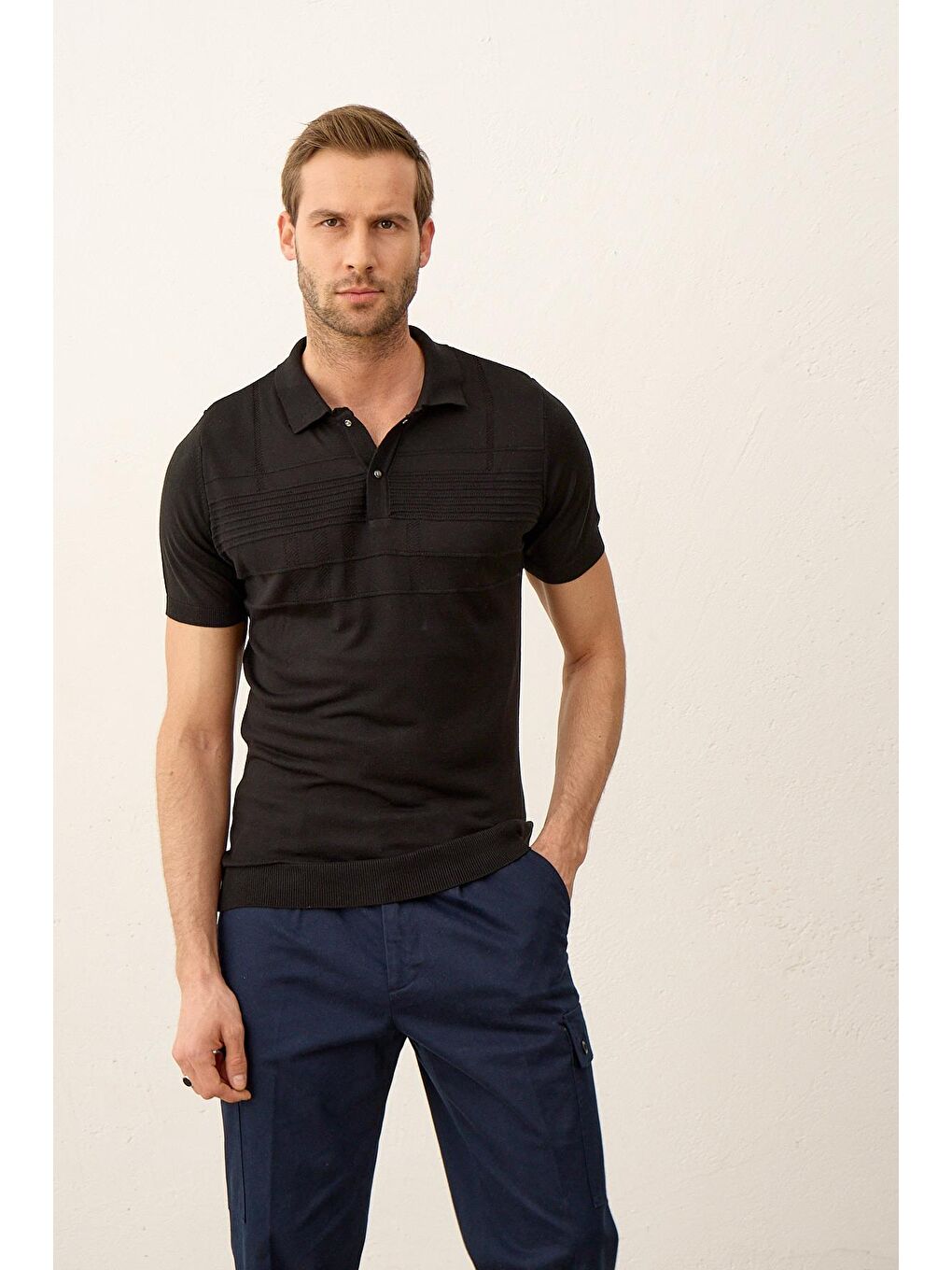 Siyah Erkek Çizgi Desenli Slim-Fit Kalıp Yazlık Triko Tişört