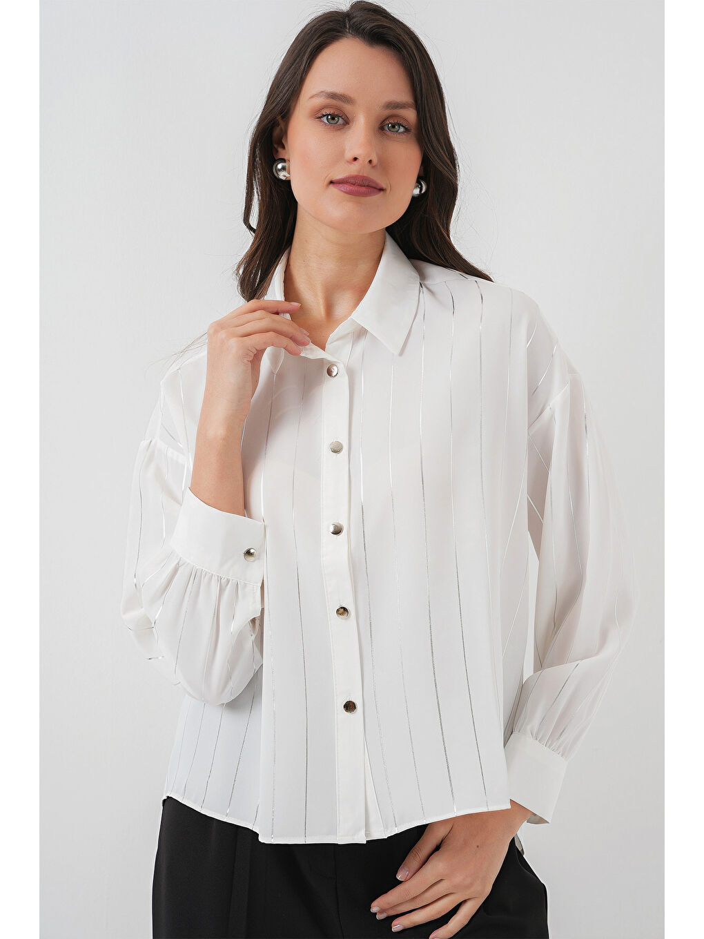 Kadın Beyaz Gümüş Çizgili Gömlek 5924-2