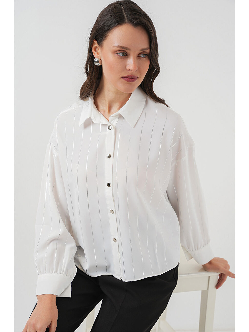 Kadın Beyaz Gümüş Çizgili Gömlek 5924-3