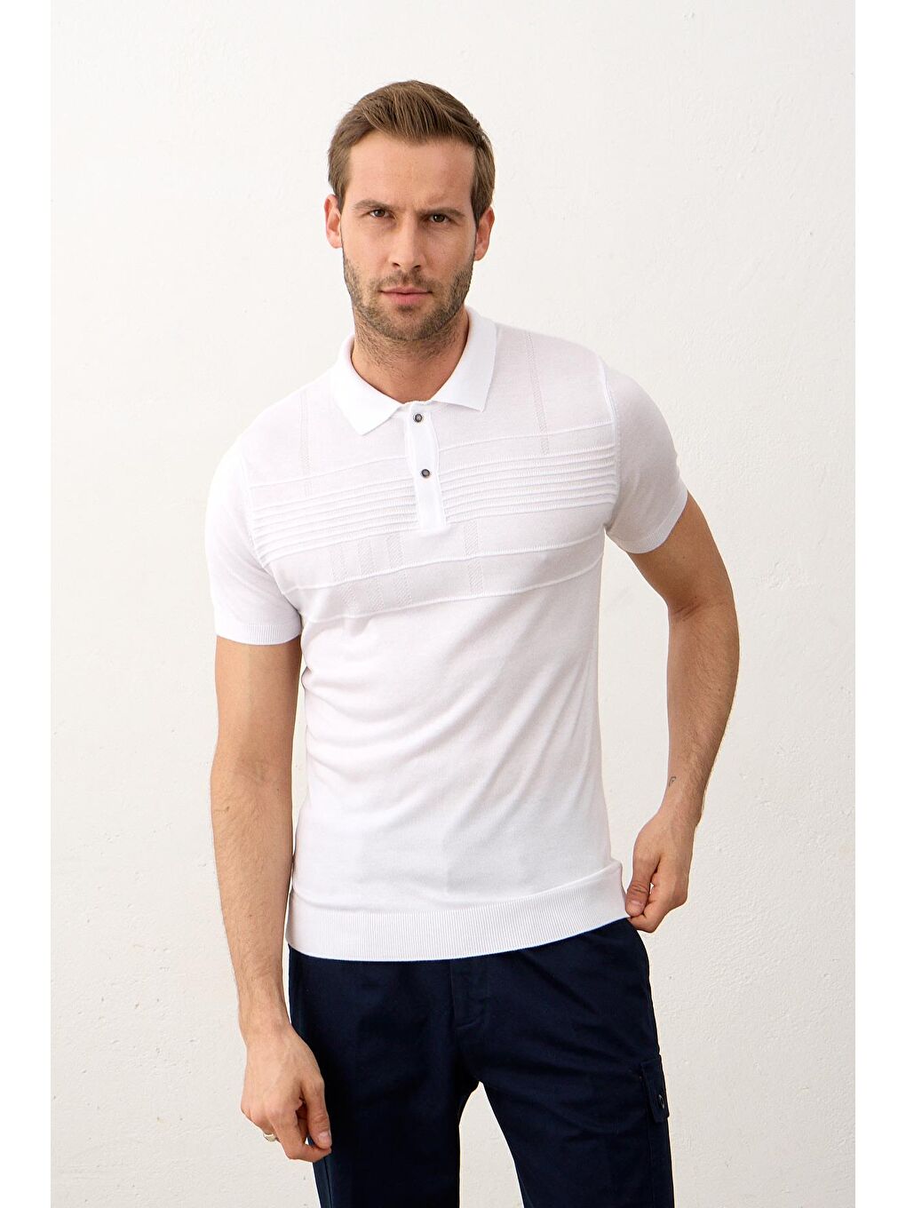 Beyaz Erkek Çizgi Desenli Slim-Fit Kalıp Yazlık Triko Tişört-1