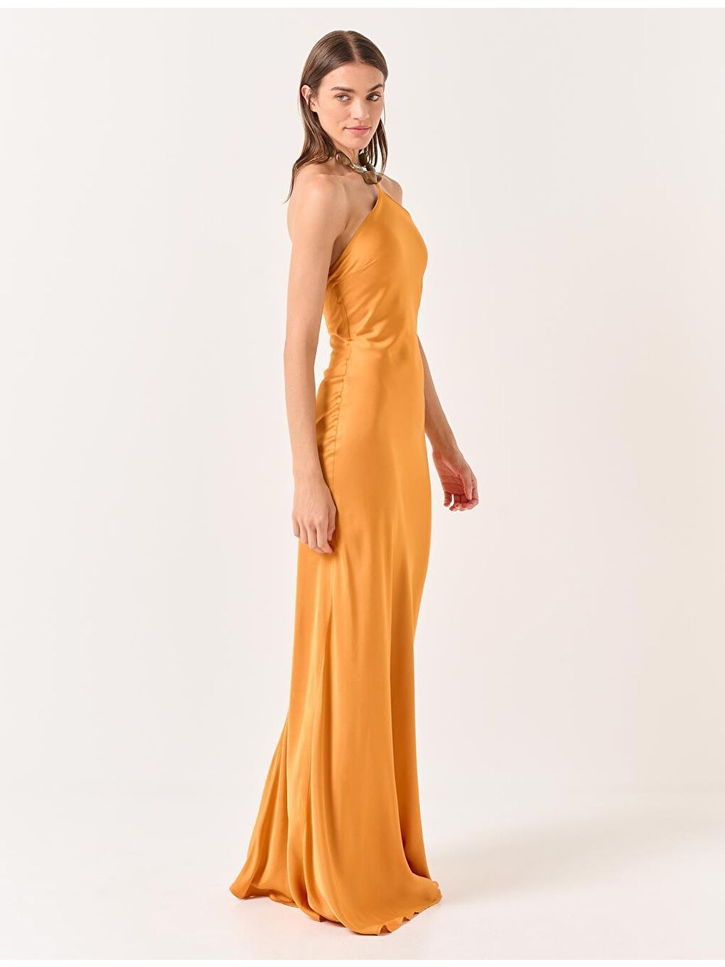 Sarı Hardal Doğal Taşlı Boyundan Bağlamalı Saten Elbise-3