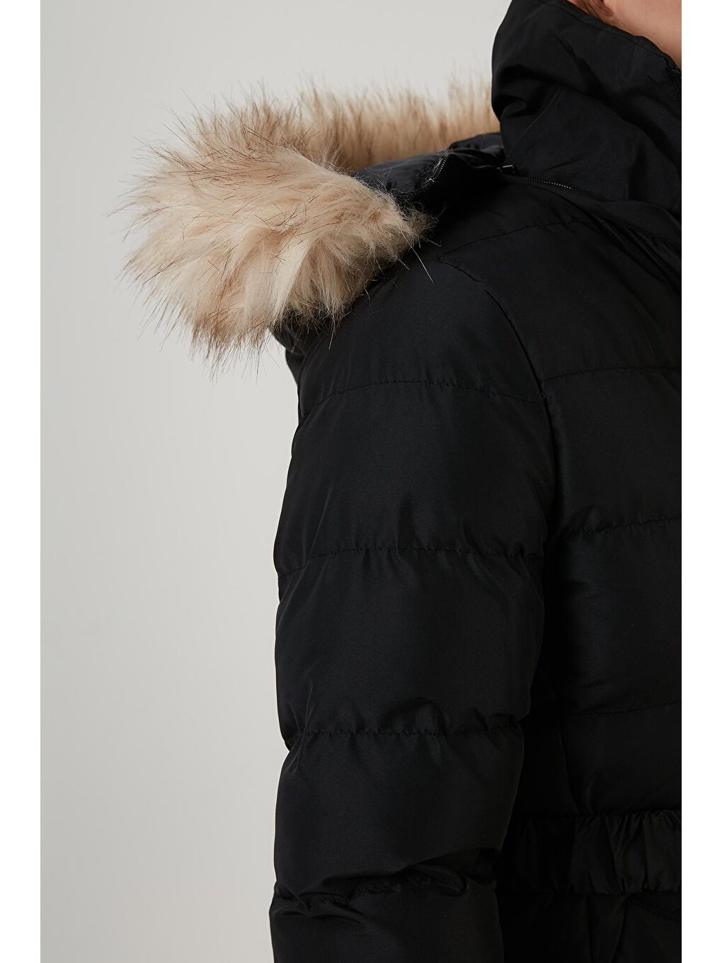 Siyah Yakası Tüylü Kapüşonlu Kemerli Şişme Kadın Kaban 497SEMIRAMIS-5