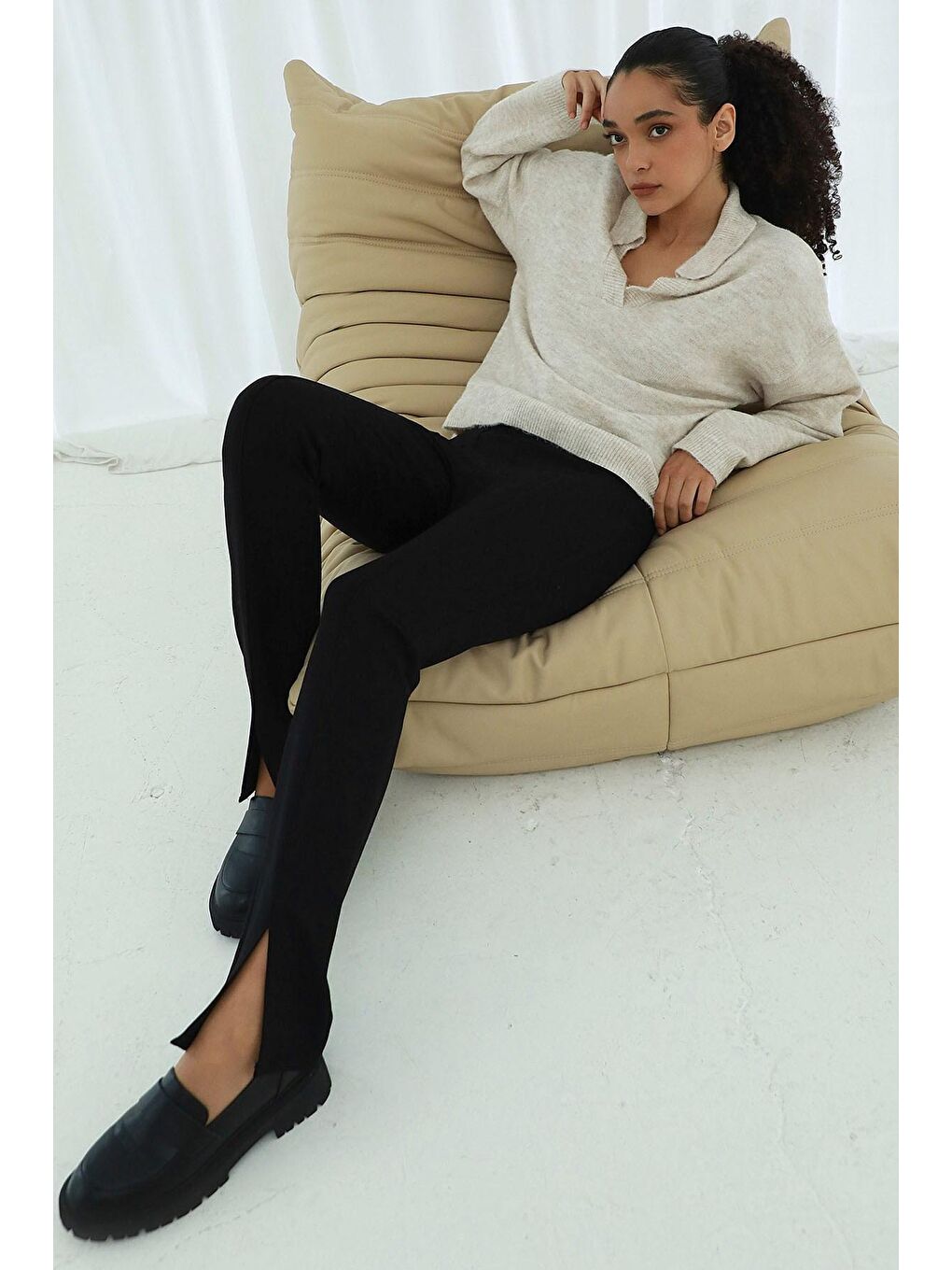 Siyah Yüksek Bel Paçası Yırtmaçlı Kadın Pantolon MG1651-1