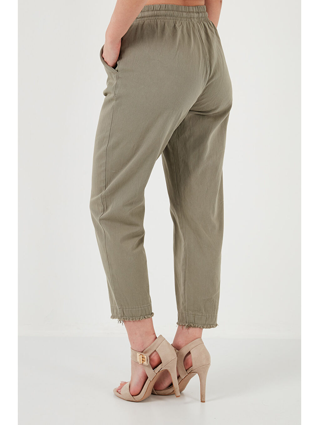 Haki Pamuklu Normal Bel Regular Fit Düz Paça Kadın Pantolon 668Yp42282S4-5