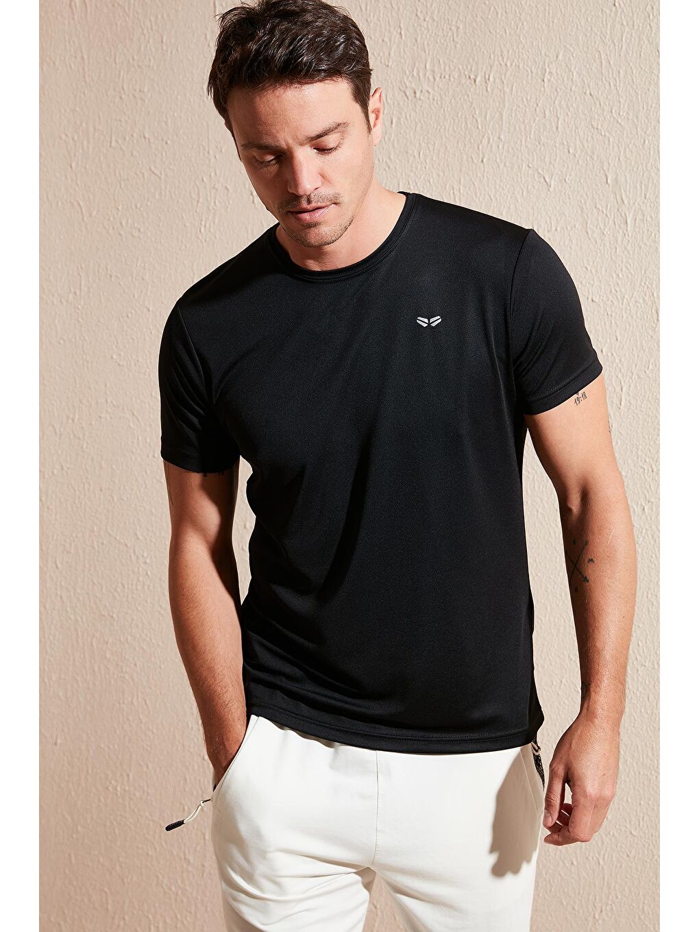 Siyah Bisiklet Yaka Tişört 5657025-1