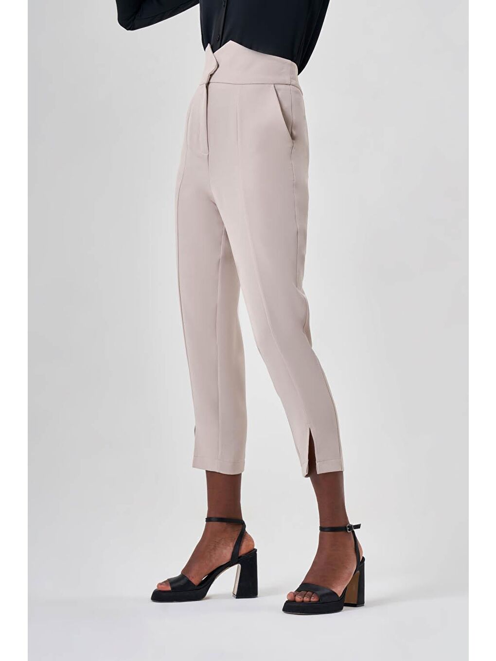 Kemer Detaylı Bej Pantolon