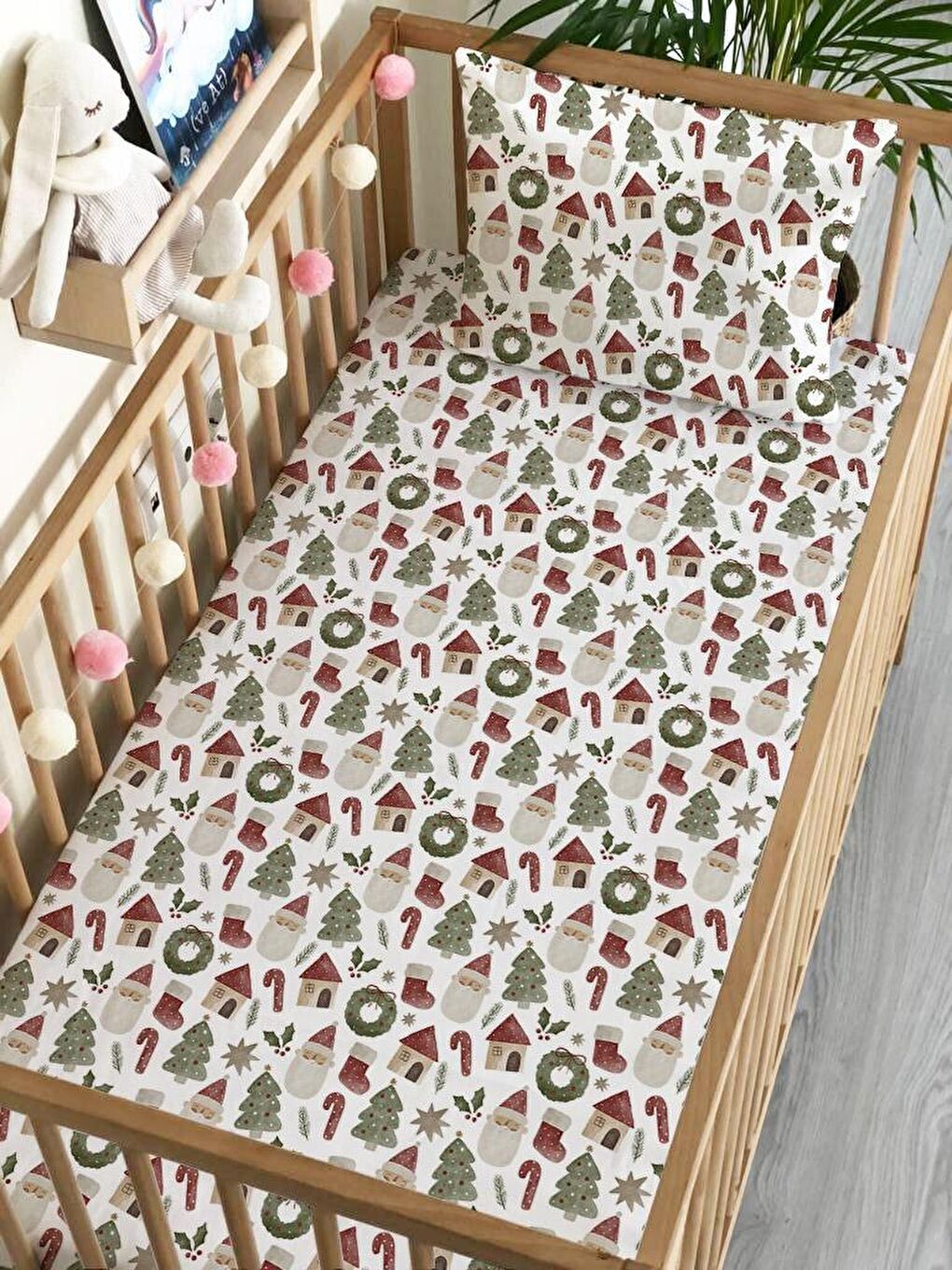 Karışık Yılbaşı Tema Çorap Desen Baskılı Bebek Boy Lastikli Çarşaf Seti 60x120 cm