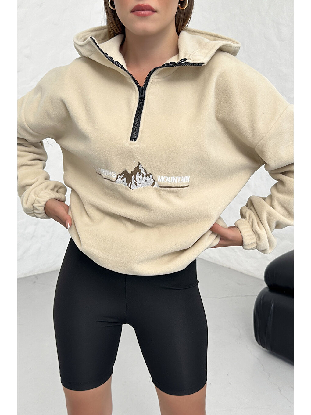 Kadın Bej Climbing Mountain Baskılı Oversize Yarım Fermuarlı Kapüşonlu Polar Sweatshirt